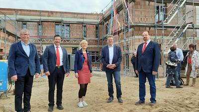 Beim Richtfest (von links): Wismars Bausenator Michael Berkhahn, DRK-Vorstandsvors. Ekkehard Giewald, Vorstandsmitglied Kathrin Konietzke, der Stellvertreter der Landrätin Ingo Funk und DRK-Kreisverbandspräsident Rudi Volk.