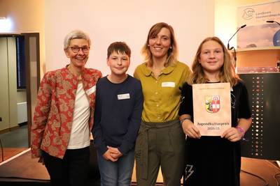 Die Jugendkulturpreisträger "Filmspatzen". Links: Filmbüroleitern Sabine Matthiesen