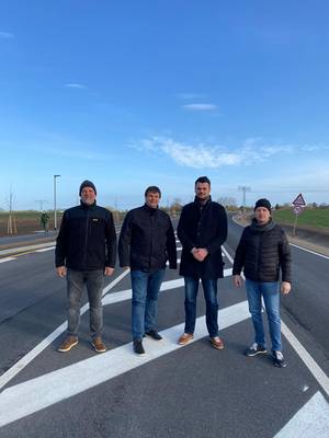 (v.l.) Birger Lange vom Bauamt des Amtes Neuburg, Landrat Tino Schomann, der Bürgermeister von Hornstorf Andreas Treumann und Daniel Seyfarth vom Amt Neuburg auf der neuen K35. © LK NWM (v.l.) Birger Lange vom Bauamt des Amtes Neuburg, Landrat Tino Schomann, der Bürgermeister von Hornstorf Andreas Treumann und Daniel Seyfarth vom Amt Neuburg auf der neuen K35.