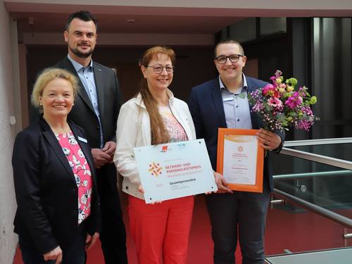 Landrat Tino Schomann gratulierte Gesamtpersonalratsvorsitzendem Kevin Nehls (rechts) und seinen Stellvertreterinnen Christiane Münter (links im Bild) und Sylvia Uhlmann zu der Auszeichnung.
