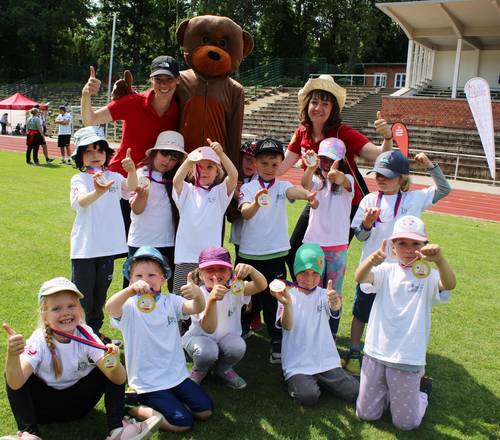 Gruppenbild der Vorschulkinder und der Organisatorinnen. Die Kinder tragen ihre Medaillen, die sie bei der Teilnahme bekommen haben.