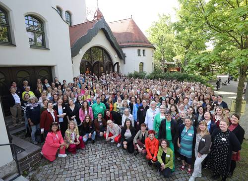 Auf dem Gruppenbild sind die kommunalen Frauen- und Gleichstellungsbeauftragten Deutschlands zu sehen.