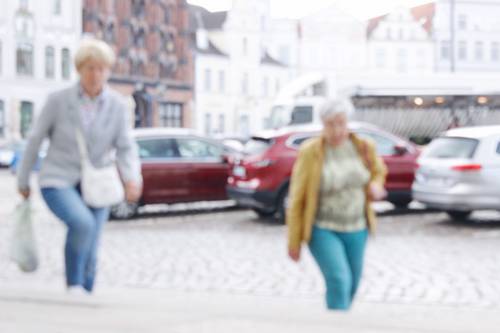 Zwei ältere Frauen betreten das Wismarer Rathaus