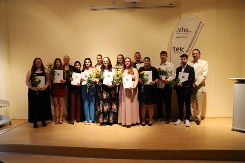 Lara Kim Schulz, Pia-Maria Hermann, Ilka Kläve-Sonntag (FD Bildung), Arwa Haboush, Eva Pogosion, Violoa Koslik, Jennifer Haase, Marlene Schuldt, Anja Lässig, Florian Enseleit, Jasmin Wolter, Bastian Elias Hoffmann, Tareq Al Kayyali, Jörg Harold Ehresmann (Leiter KVHS).