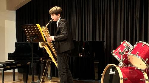 Ferienworkshops an der Kreismusikschule - Musikschüler Hugo Fludra zeigt, wie es geht.
