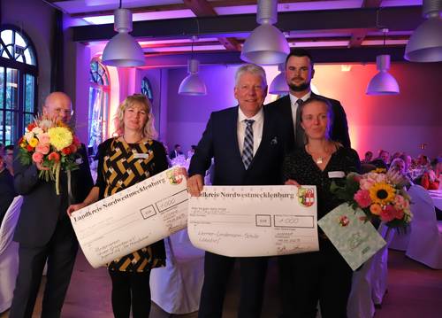 Den Umweltpreis nahm stellvertretend für die 3a der Werner-Lindemann-Schule in Lübstorf Projektleiterin Dana Eckstein (rechts) entgegen  und für die AG „Moorfüchse“ aus Grambow Waldpädagogin Nicole Taubert.