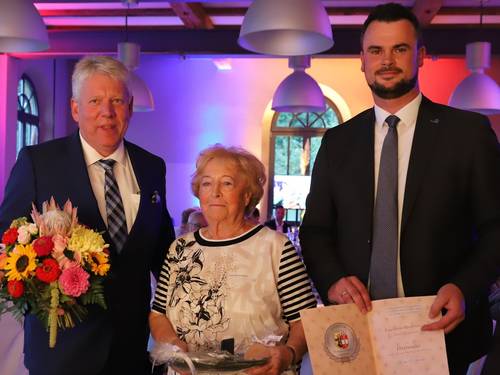 Ehrennadelverleihung an Irene Abramowski