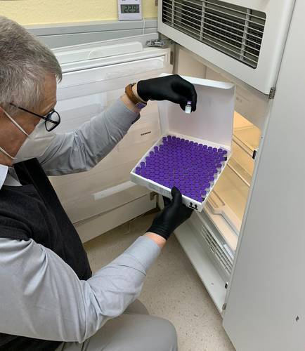 Der ärztliche Leiter des Gesundheitsamtes Nordwestmecklenburg Wolfgang Harrandt begutachtet die Impfstoff-Phiolen und lagert sie entsprechend gekühlt zwischen.