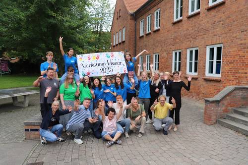 Auf dem Bild ist eine Gruppe von Menschen aus ganz Europa zu sehen. Alle jubeln und strecken die Hände in die Höhe.