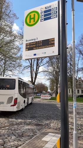 51 der Anzeigetafeln sollen installiert werden. Nach Grevesmühlen wird der ZOB Wismar Ende Mai einer der nächsten Punkte sein.