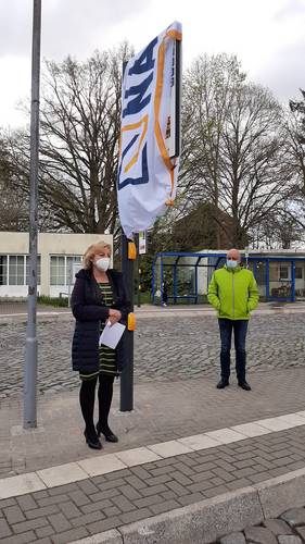 Landrätin Kerstin Weiss stellt die digitalen Anzeigetafeln vor. Rechts im Bild: Heiner Wilms, Geschäftsführer Stadtwerke Grevesmühlen.