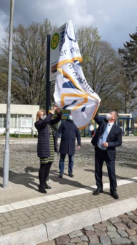 Gemeinsam mit NAHBUS-Geschäftsführer Jörg Lettau enthüllte Kerstin Weiss die DFI-Tafeln.