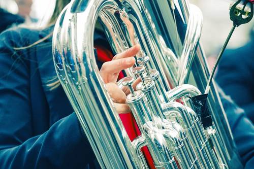 Blechinstrument gespielt in Nahaufnahme im Freien