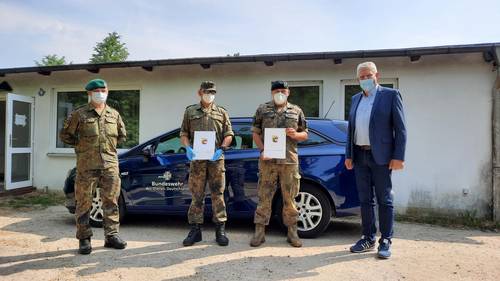 (von links) Im Beisein von Oberstleutnant Rico Gindler nahmen Stabsgefreiter Silvio Linke und Stabsfeldwebel Dietmar Morgan die Dankesurkunden von Kreistagspräsident Thomas Grote entgegen.