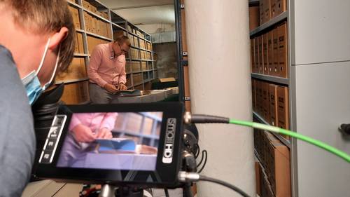 Archivmitarbeiter Kevin Nehls bei den Dreharbeiten