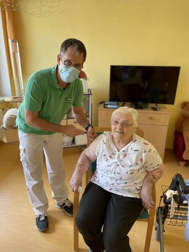 Gertrud Brötzmann (89) war am 28. Dezember 2020 im Seniorenhaus der AWO in Kalsow eine der ersten Nordwestmecklenburgerinnen, die eine Impfung erhielt. Am 1. September erhielt sie nun von Dr. Fabian Holbe ihre „Booster“-Impfung