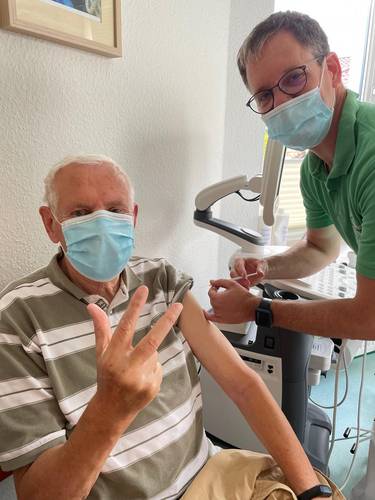 Mann Hans-Joachim Witt (86) erhält in der Hausarztpraxis Neuburg sein 3. Impfung