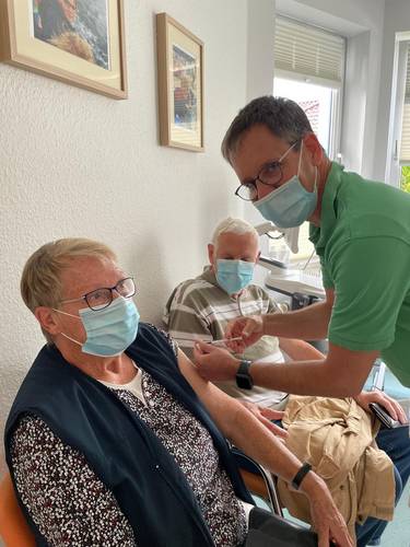 Elke Witte  (82) und ihr Mann Hans-Joachim (86) holten sich gleich am 1. September ihre Drittimpfung in der Hausarztpraxis Neuburg durch Dr. Fabian Holbe.