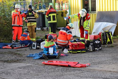 Mitglieder der örtlichen Jugendfeuerwehren spielten die zu Versorgenden.