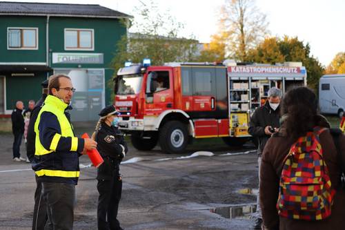 Florian Haug, Leiter des Brand- und Katastrophenschutzes, führe die Presse und Vertreter der Polizei herum.