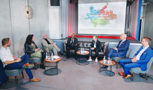 Die Jury des Metropolitaner Awards 2022 sitzt zusammen und berät über den anlaufenden Wettbewerb.