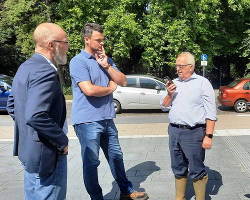 Treffen mit Till Backhaus am Landratsamt © LKNWM 20220820 Tote Fische5