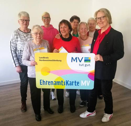 MitMachZentrale Nordwestmecklenburg ( rechts vorne an der Karte Heidemarie Schult, Rose Marie Archut, Erika Godemann, Ruth Kruggel, links hinten: Beate Wahlandt, Carina Braatz, Karin Lechner, Lilly Meier )