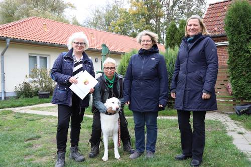 Fördermittelübergabe im Tierheim Dorf Mecklenburg