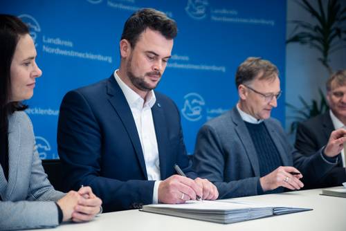 Gemeinsam mit seiner Stellvertreterin Katrin Patynowski und den WEMACOM-Geschäftsführern Volker Buck und Torsten Speth unterzeichnete Landrat Tino Schomann am 27. Februar 2023 die neuen Zuwendungsverträge