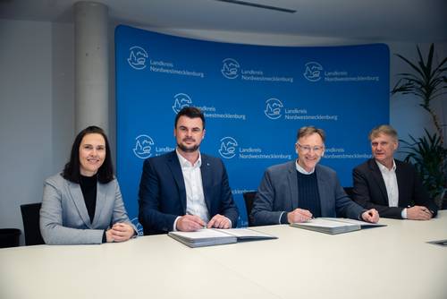 Landrat Tino Schomann, seine Stellvertreterin Katrin Patynowski sowie die WEMACOM-Geschäftsführer Volker Buck und Torsten Speth trafen sich in Wismar, um die Zuwendungsverträge für die neue Förderung des Breitbandausbaus im Landkreis Nordwestmecklenburg zu unterzeichnen.