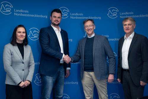 Landrat Tino Schomann, seine Stellvertreterin Katrin Patynowski sowie die WEMACOM-Geschäftsführer Volker Buck und Torsten Speth trafen sich in Wismar, um die Zuwendungsverträge für die neue Förderung des Breitbandausbaus im Landkreis Nordwestmecklenburg zu unterzeichnen.