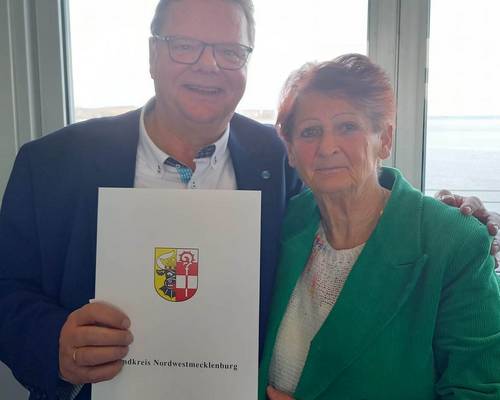 Ingo Funk mit der Vors. des Seniorenbeirates Karin Lechner