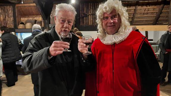 Initiator und Gesicht des Martensmann Björn Engholm und Stefan Pagel tranken natürlich gemeinsam ein Glas Rotspon.