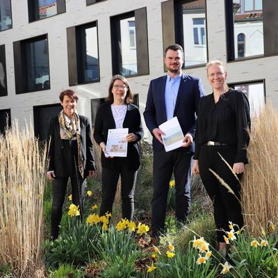 (v.l.) Karin Homann (Regionalmanagerin der LAG MSR), Stefanie Knippenberg (stv. Vors. der LAG MSR), Tino Schomann (Landrat und Vors. der LAG WMO) und Sophie Maletzki (Regionalmanagerin LAG WMO) beim gemeinsamen Fototermin in Wismar nach Erhalt der Anerkennungen.