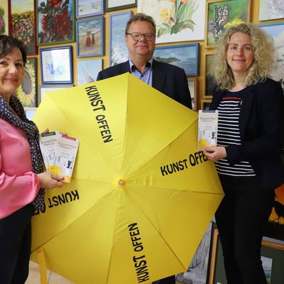 v.r.) Landkreis-Mitarbeiterin für Kultur Anja Eckhardt, der Stv. des Landrates und Kulturdezernent Ingo Funk und Inka Grote beim Pressegespräch zu KunstOffen in Grotes Malschule „ARTinka“ in Diedrichshagen.