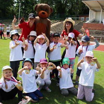Gruppenbild der Vorschulkinder und der Organisatorinnen. Die Kinder tragen ihre Medaillen, die sie bei der Teilnahme bekommen haben.