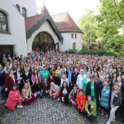 Auf dem Gruppenbild sind die kommunalen Frauen- und Gleichstellungsbeauftragten Deutschlands zu sehen.