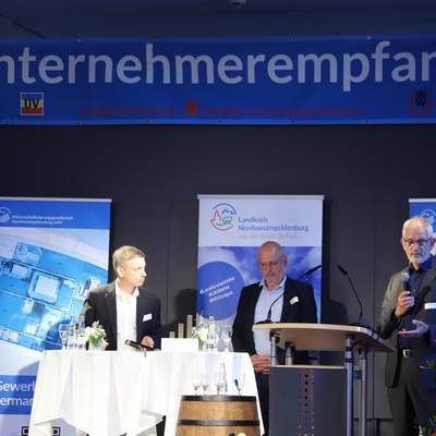 Bei einer Podiumsdiskussion sprachen (v.l.) Unternehmer Dirk Döndes, WFG-Geschäftsfürher Martin Kopp, Aufsichtsratsvorsitzender Heiner Wilms und Rolf Komann, dem Geschäftsstellenleiter des Verbandes der Wirtschaftsförderungs- und Entwicklungsgesellschaften (DVWE), über Vergangenheit und Zukunft der Wirtschaftsförderung in Nordwestmecklenburg