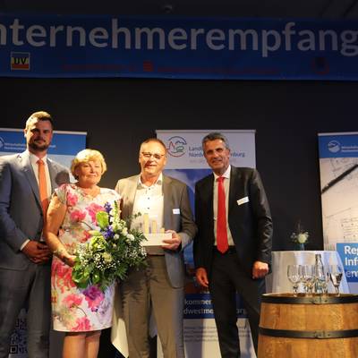 Landrat Tino Schomann, die Preisträger 2020 Martina und Frank Speck (Schlachtbetrieb Möllin), Laudator Manuel Krastel.
