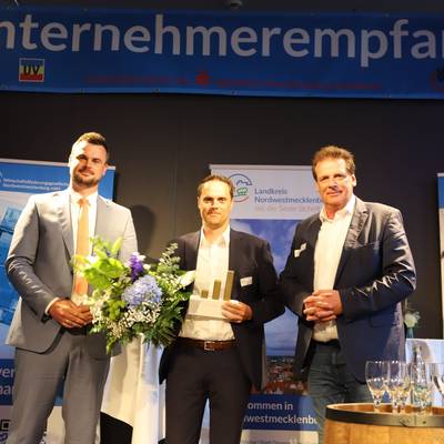 Landrat Tino Schomann, die Preisträger 2021 René Wenzel (Kran- und Industrieservice (K.I.S.) GmbH), Laudator Jörg Denecke.