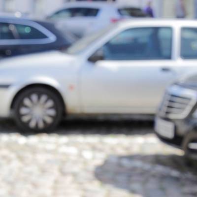 Parkende Autos auf dem Wismarer Marktplatz
