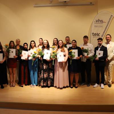 Lara Kim Schulz, Pia-Maria Hermann, Ilka Kläve-Sonntag (FD Bildung), Arwa Haboush, Eva Pogosion, Violoa Koslik, Jennifer Haase, Marlene Schuldt, Anja Lässig, Florian Enseleit, Jasmin Wolter, Bastian Elias Hoffmann, Tareq Al Kayyali, Jörg Harold Ehresmann (Leiter KVHS).