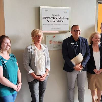 Simone Oldenburg und Mitglieder des Personalrates