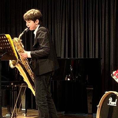 Ferienworkshops an der Kreismusikschule - Musikschüler Hugo Fludra zeigt, wie es geht.