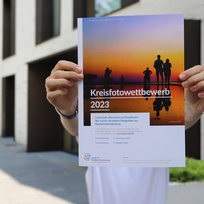 vivien mit plakat
