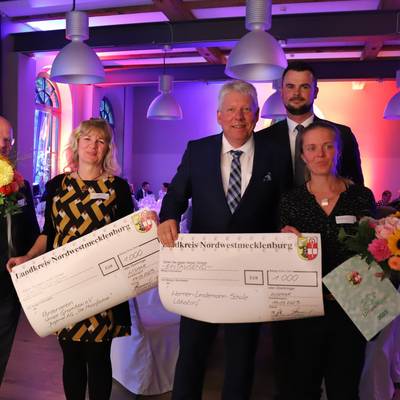 Den Umweltpreis nahm stellvertretend für die 3a der Werner-Lindemann-Schule in Lübstorf Projektleiterin Dana Eckstein (rechts) entgegen  und für die AG „Moorfüchse“ aus Grambow Waldpädagogin Nicole Taubert.
