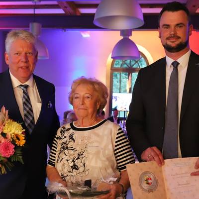 Ehrennadelverleihung an Irene Abramowski