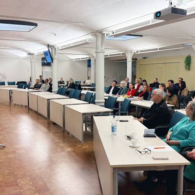 Zur Veranstaltung erschienen ungefähr 60 Gäste. Besprochen wurden unter anderem der steigende Bedarf an Fachpersonal sowie die erhöhten Kosten im Wohnungsbau, um eine ausreichende Pflege für den Landkreis abzudecken. © Landkreis Nordwestmecklenburg pflegekonferenz 2024