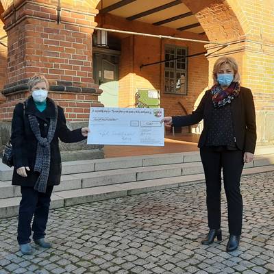 Vor dem Rathaus in Gadebusch trafen Karin Kluge und Landrätin Kerstin Weiss spontan zur Scheckübergabe.