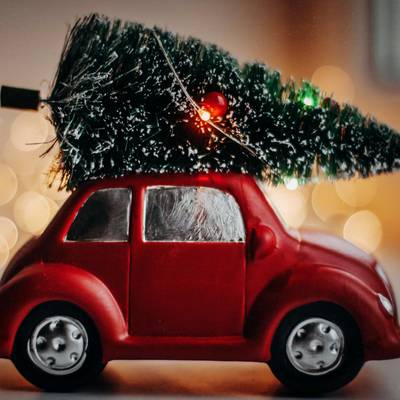 Weihnachtsbaum auf einem Spielzeugauto